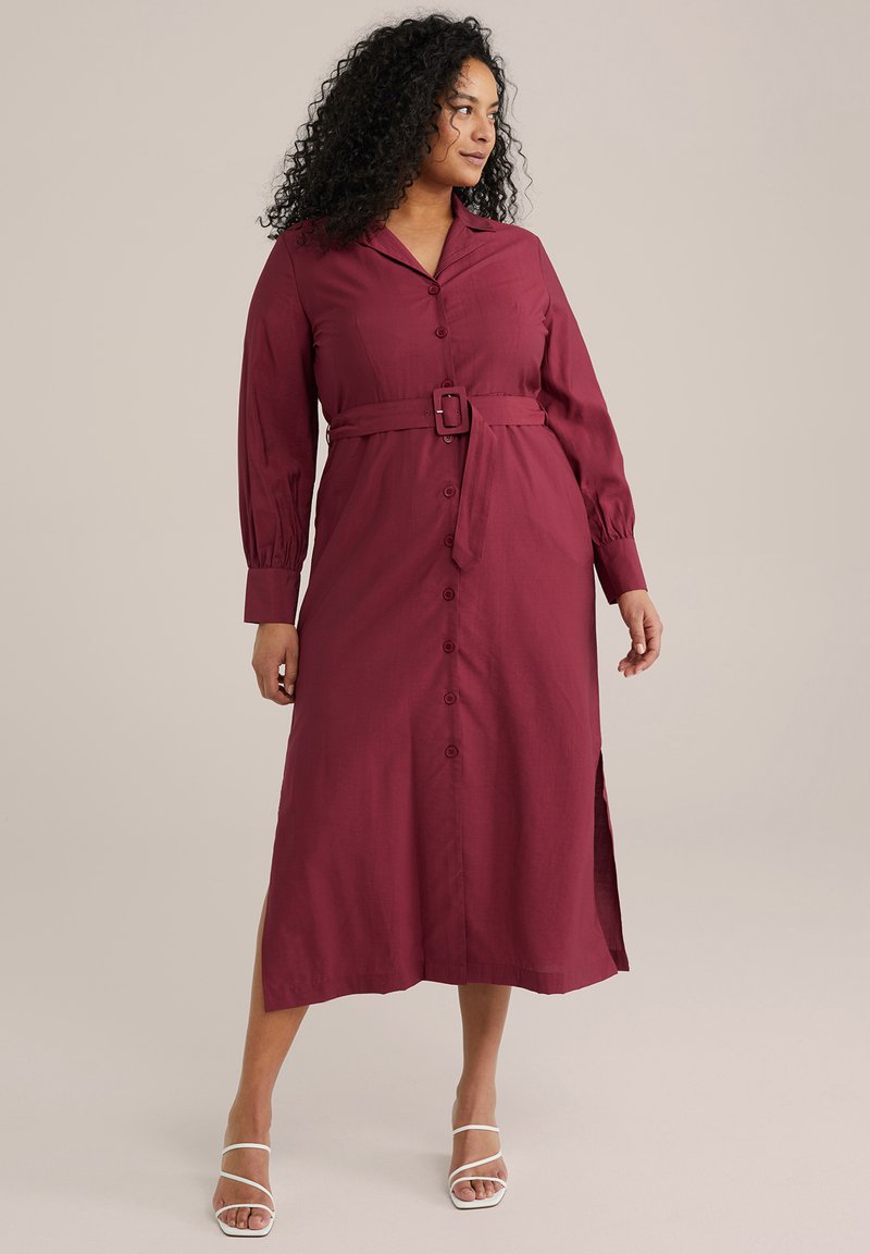 Rochie burgundy cu mânecă lungă, guler, închidere cu nasturi pe față, talie cu brâu și slituri laterale; fabricată dintr-un material fin, ușor.