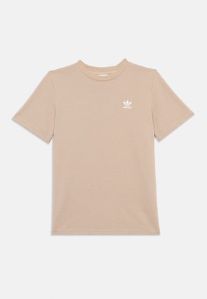 Smėlio spalvos trumpomis rankovėmis tekstūruota megzta t-shirt su apvaliu kaklu ir mažu baltu Adidas logotipu kairėje krūtinės pusėje.