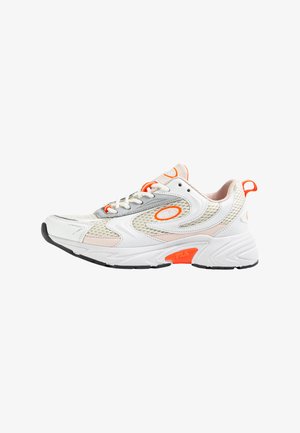 Baskets blanches et gris clair avec des détails en mesh, accents orange, et une semelle épaisse noire. Dotées de lacets et d'un col rembourré pour le confort.