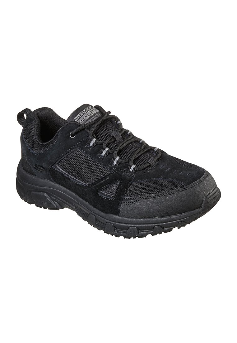 Zapatilla deportiva negra con materiales de malla y ante, suela de goma reforzada y diseño de cordones con ojales para un ajuste ajustable.
