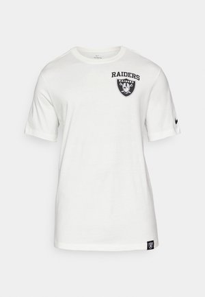 Camiseta blanca de manga corta hecha de algodón, con un logo negro de los Raiders y texto en el área del pecho izquierdo. Logo de Nike en la manga izquierda.