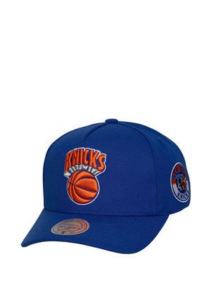 Sinine pesapalli nokamüts oranži ja valge New York Knicksi logoga ning korvpall tikandina ees ja külgedel.