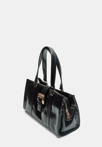 Sac à main en cuir noir avec deux poignées, accents en matériel doré, fermeture à glissière, et un design structuré présentant une forme rectangulaire.