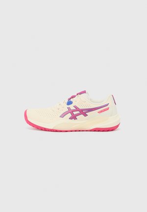 Pantofii sport de culoare crem deschis, cu accente roz și mov, au un superior perforat, talpă moale și talpă din cauciuc. Prezintă închidere cu șireturi și branding.