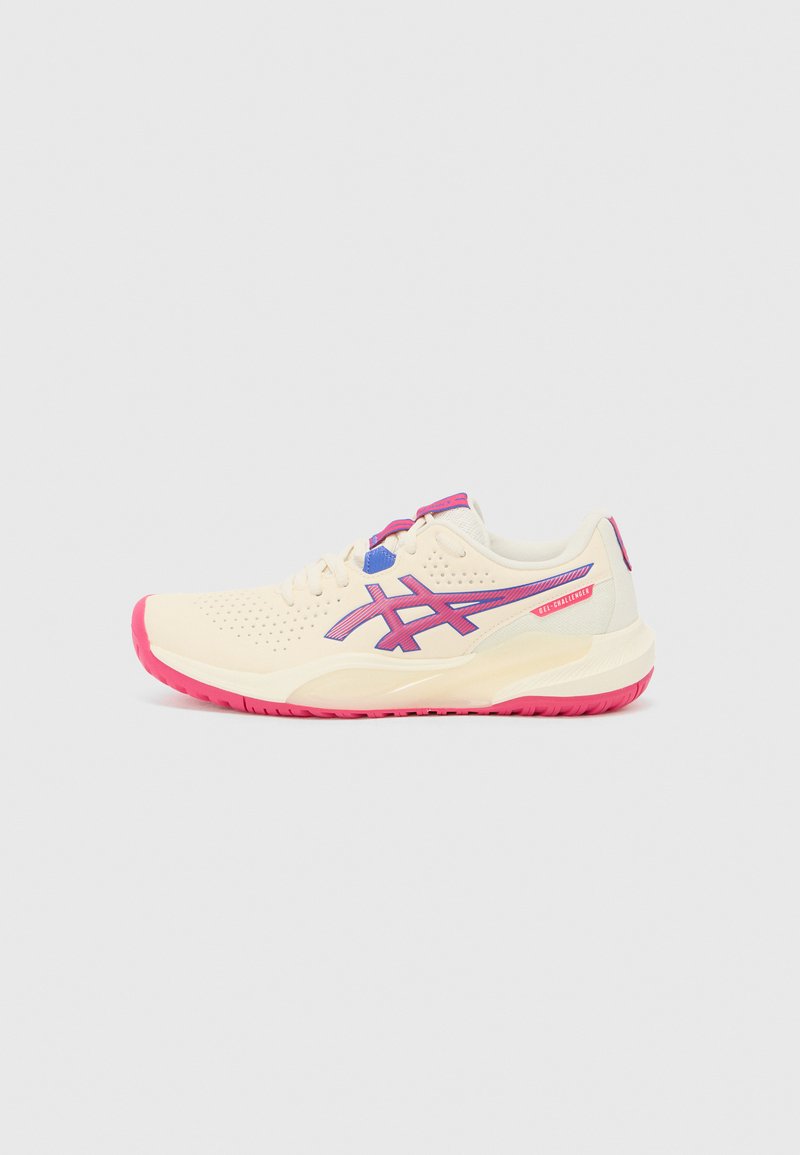 Shoe atlética em creme claro com detalhes em rosa e roxo, parte superior perfurada, sola acolchoada e sola de borracha. Apresenta fecho de cadarço e marca.