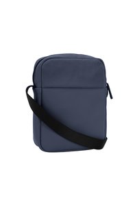 Borsa a tracolla blu navy con una texture liscia, forma rettangolare, tracolla nera regolabile e apertura superiore con zip. Materiale resistente.