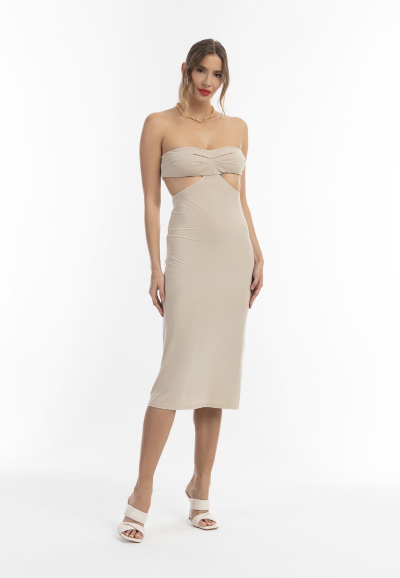 Abito midi beige senza spalline con un corpetto intrecciato e ritagli laterali. Realizzato in tessuto liscio, presenta una silhouette aderente e una leggera lucentezza.