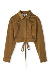 Camicia corta marrone a maniche lunghe con bottoni e colletto, con lacci regolabili in vita, esposta su uno sfondo bianco.