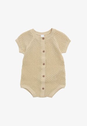 Beige gebreide baby romper met korte mouwen, knoopsluiting aan de voorkant en geribde afwerking bij de hals, mouwen en pijpjes.
