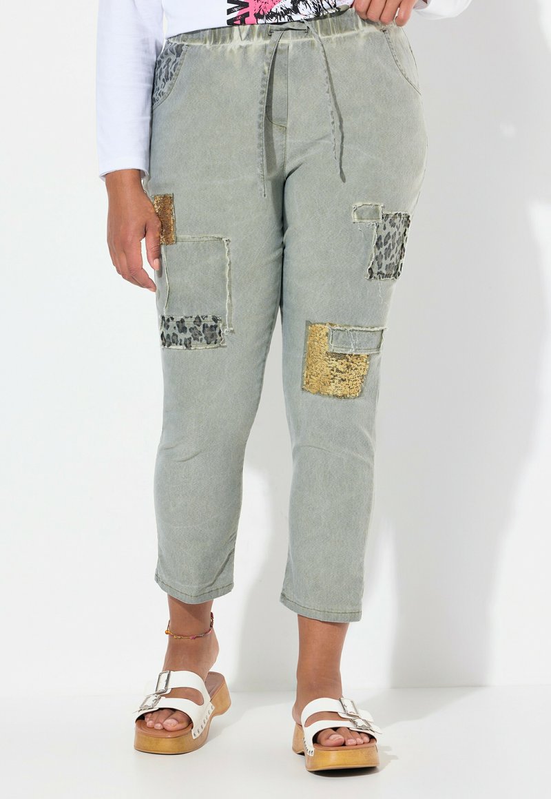 Pantalons cropped vert clair avec des patches en tissu mélangé, y compris un imprimé léopard et des accents dorés, coupe étroite et taille élastique.