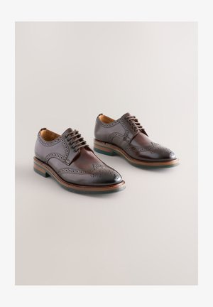 Chaussures habillées en cuir marron avec détails en brogue, bout arrondi et design à lacets. Présentent une semelle superposée avec un accent en bois.