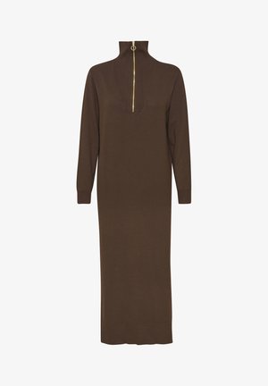 Robe longue marron à manches longues avec un col haut et un détail de fermeture éclair doré au niveau du col. Texture lisse, longueur jusqu'aux chevilles avec des coutures latérales.