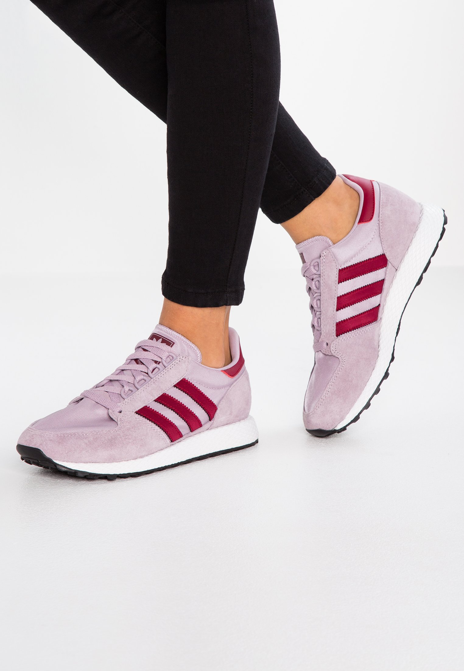 adidas originals forest grove trainers in burgundy