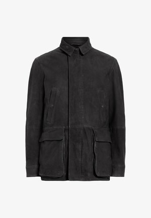 Giubbotto di camoscio nero con colletto, tasche a pattina nella parte inferiore, tasche a fessura verticali sul petto e polsini abbottonati.