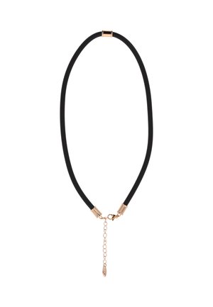 Colier choker negru cu închizătoare din metal auriu, lanț prelungitor și mic pandantiv la capăt.