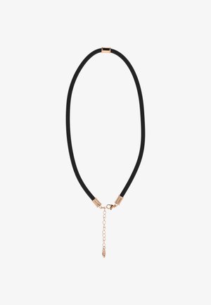 Fekete choker nyaklánc aranyszínű fémből készült kapoccsal, hosszabbító lánccal és kis medál díszítéssel a végén.