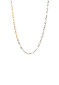 Collar de cadena metálica con eslabones rectangulares en tonos alternos de oro y plata, con un acabado pulido y una textura suave.