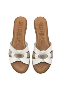 Sandalias deslizantes blancas con una correa de cuero texturizado, que cuentan con un acento decorativo en plata y una plantilla acolchada en marrón.