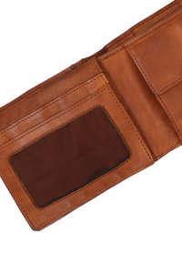 Bruine leren portemonnee met een gladde textuur, voorzien van een gaas ID-venster, kaartvakken en een enkele pocket aan de rechterzijde.
