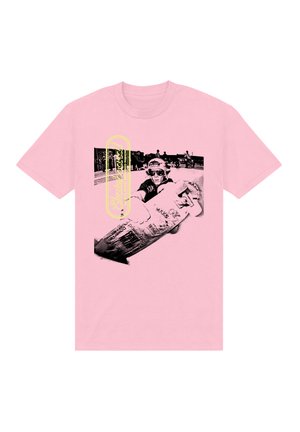 Różowy t-shirt z bawełny z czarno-białą grafiką skateboardzisty i żółtym napisem. Krótkie rękawy i standardowy krój.