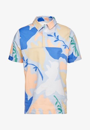 Camisa de manga corta con un patrón geométrico multicolor en tonos de azul, durazno y verde, con un cuello estructurado y un diseño de patchwork.