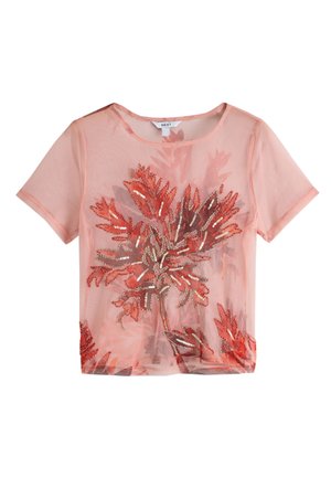 Haut rose transparent à manches courtes avec broderie en sequins rouges et dorés en forme de feuille sur le devant et col rond.