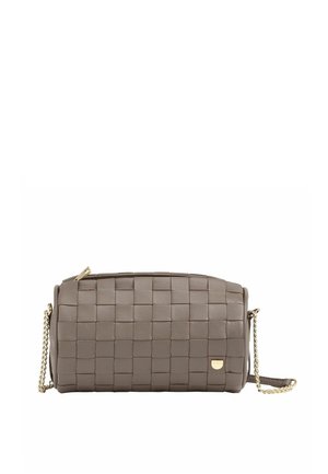 Bolso bandolera rectangular de cuero tejido color topo con correa de cadena dorada y pequeña placa de logo dorada.