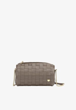 Sac bandoulière rectangulaire en cuir tressé taupe avec bandoulière chaîne dorée et petite plaque logo dorée.