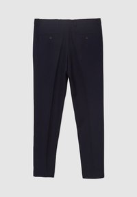 Pantaloni blu navy realizzati in tessuto liscio con taglio dritto, dotati di due tasche posteriori e passanti per cintura per la regolazione.