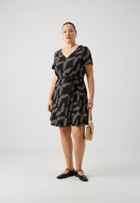 Vero Moda Curve VMCEASY DRESS - Vardagsklänning - black