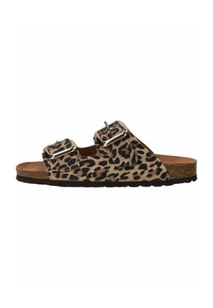 Open teen sandaal met leopardprint stoffen bandjes, twee metalen gespen, kurken voetbed en zwarte rubberen zool.