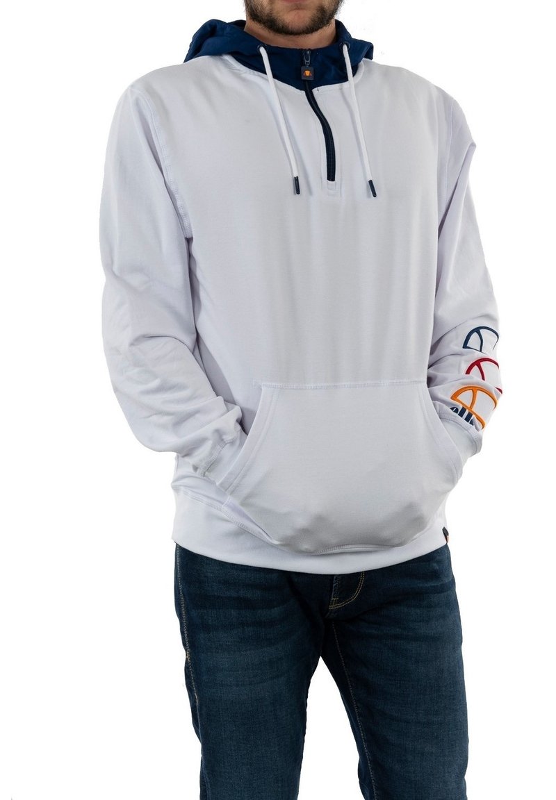 Sudadera de manga larga blanca con capucha azul marino, bolsillo frontal y logotipos de colores en la manga, con un cuello de media cremallera.