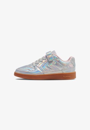 Holografische zilveren sneakers met een gestructureerde afwerking, grijze veters, een klittenbandsluiting en een rubberen zool in bruine kleur. Heeft chevron-accenten aan de zijkanten.