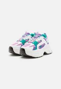 Hvite sneakers med lilla og teal aksenter, mesh- og syntetisk overdel, tykk såle og kontrasterende svart gummisåle.