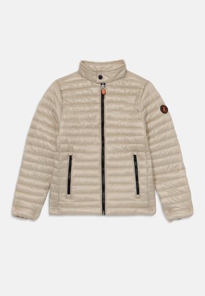 Giacca imbottita beige chiaro con trapuntatura orizzontale, collo alto, due tasche laterali con cerniera nera e patch con logo sulla manica sinistra.