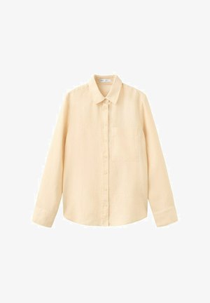 Beige overhemd met lange mouwen, knoopsluiting, kraag en borstzak, weergegeven op een witte achtergrond.