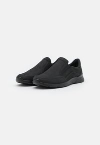 Bottines noires à enfiler en daim avec une texture lisse, un bout arrondi et des détails de couture subtils, dotées d'une semelle en caoutchouc flexible.