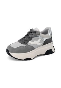 Sneaker grigio con una combinazione di materiali in suede e mesh, con dettagli argentati, una suola bianca spessa e lacci robusti. Senza motivi visibili.