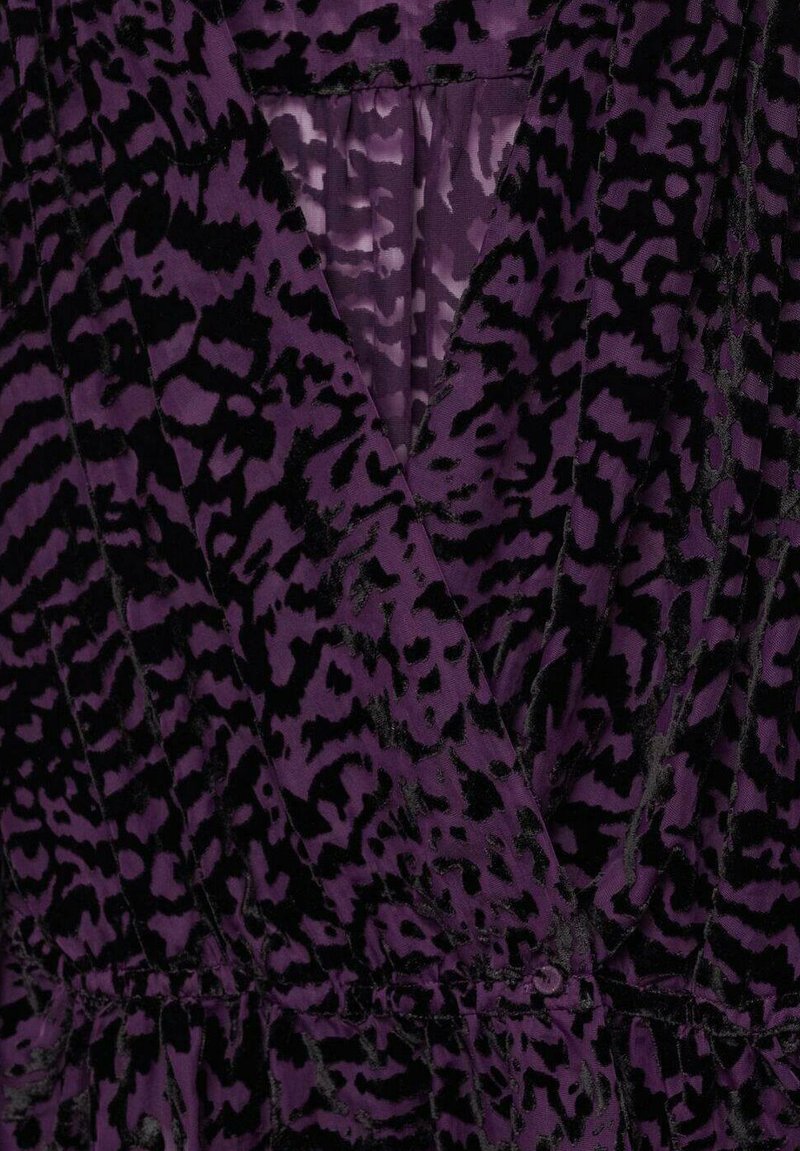 Vestido morado con un patrón de piel de leopardo en negro y morado oscuro. Tejido texturizado y diseño de escote en V con cintura elástica.