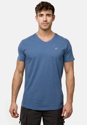 Blå v-hals t-shirt lavet af bomuld, med korte ærmer og et logodetalje på brystet. Blød tekstur med en afslappet pasform.