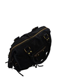 Sac en suède noir avec quincaillerie dorée, doubles poignées supérieures, multiples zippers, poches latérales et finition texturée.