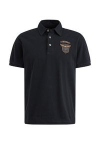 Crna polo majica izrađena od pamuka s tri gumba, kratkim rukavima i zakrpom na prsima koja sadrži zlatne i bijele vezene detalje.