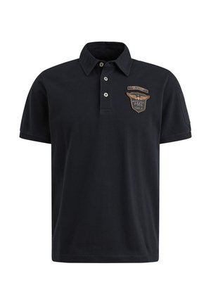 Polo noir en coton avec une patte de boutonnage à trois boutons, des manches courtes et un patch sur la poitrine avec des détails brodés en or et blanc.