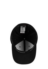 Căciulă de baseball neagră cu un design simplu, având o ajustare flexibilă. La interior are o căptușeală de culoare deschisă și un etichetă de mărime marcată L-XL.