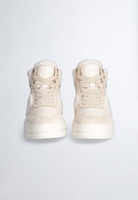 Sneakers alte color crema con colletto in suede e morbido, lacci frontali e linguetta imbottita, montati su una suola spessa.