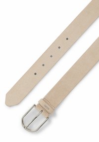 Beige læderbælte med en glat overflade, der har en sølvmetalknap og flere huller til justering. Flad, lige design.