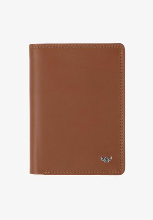 Portefeuille en cuir marron avec des coutures le long des bords et un petit emblème argenté dans le coin inférieur droit sur fond blanc.