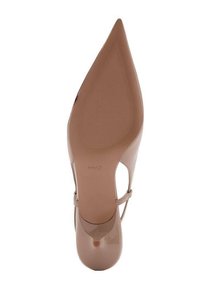 Zapato de tacón alto de charol nude con punta afilada y cortes laterales, que presenta una delicada correa en el tobillo y una suela texturizada.