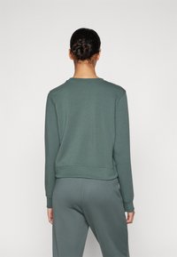 Nike Performance ONE CREW - Felpa - vintage green/black
