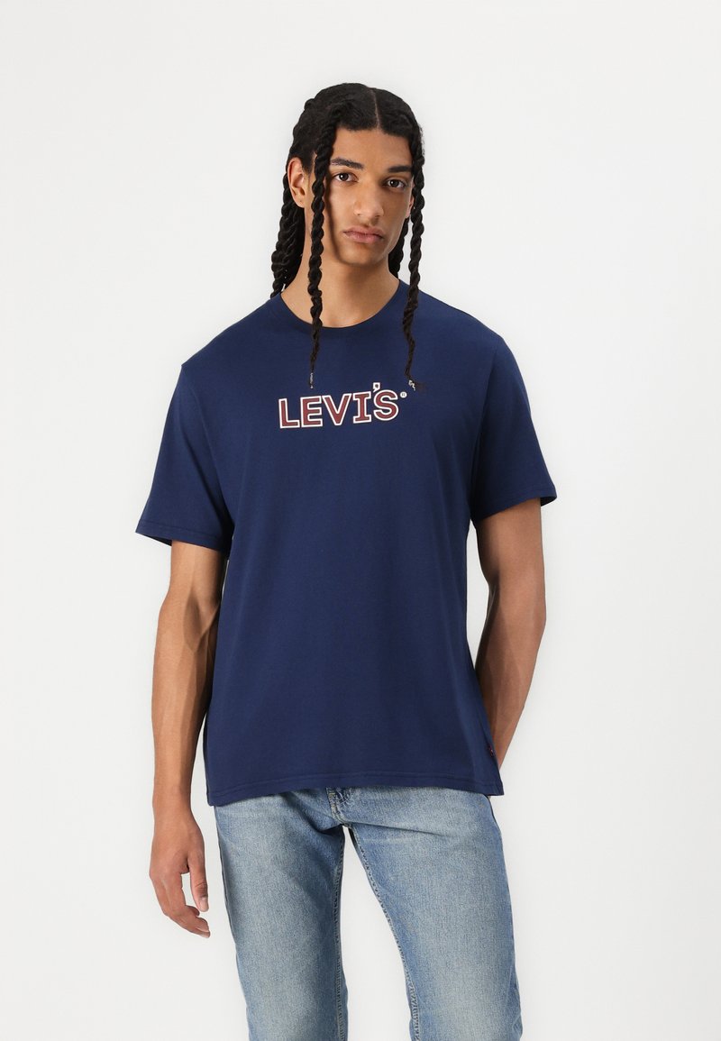 Granatowa bawełniana koszulka z krótkim rękawem, z wyraźnym czerwonym i białym logo "LEVI'S" na piersi. Prosty i casualowy design.